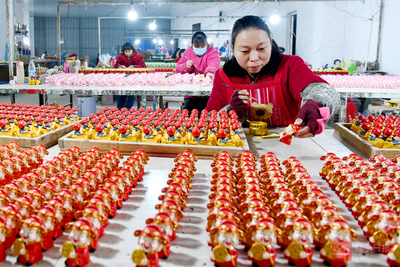 乡村微工厂 树脂工艺品远销海外